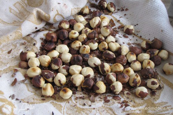 Затем выложить орехи в полотенце, закрыть и слегка потереть, чтобы отвалилась темная кожица.