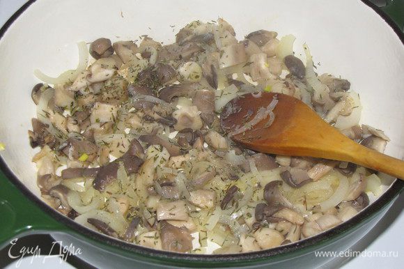 Нарезать грибы крупными кусочками и белый лук тонкими полукольцами. Разогреть в сковороде сливочное и оливковое масло, обжарить грибы вместе с луком. Добавить тимьян, соль и перец, пожарить еще немного. Переложить на тарелку и закрыть крышкой.