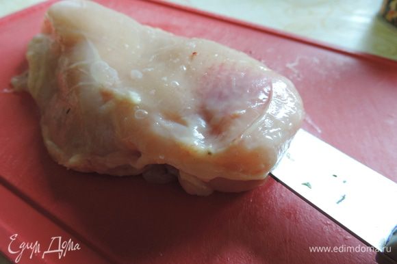 С куриного филе аккуратно обрезаем малое филе и удаляем косточку. Затем нам надо очень аккуратно длинным и острым ножом в толстой части филе сделать глубокий надрез.