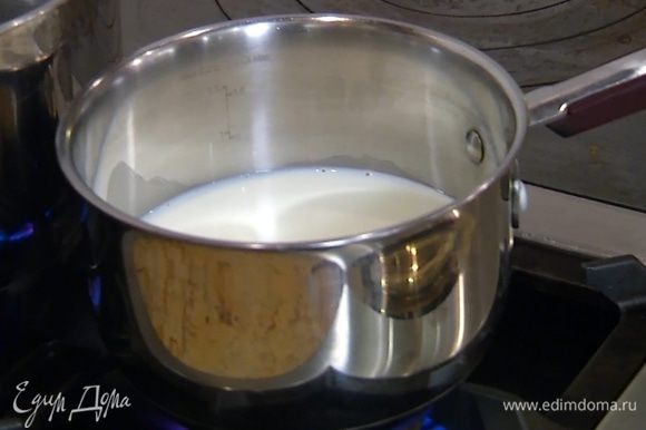 Молоко влить в кастрюлю и прогреть, не доводя до кипения.