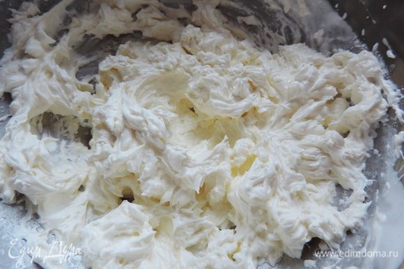 Белково-масляный крем из указанных ингредиентов готовим по рецепту http://www.edimdoma.ru/retsepty/74248-maslyano-belkovyy-krem-dlya-oformleniya-mk-kremovye-rozy.