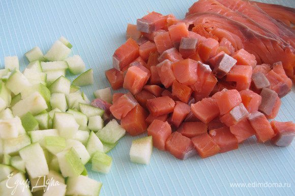 Яблоко и 2/3 лосося нарезать кубиками, оставшуюся треть тонкими ломтиками.