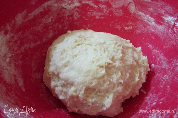 Замесить мягкое тесто, оно будет липнуть к рукам, но больше муки не добавлять. Накрыть салфеткой и оставить для подъема на 50 минут. Тесто увеличится вдвое.