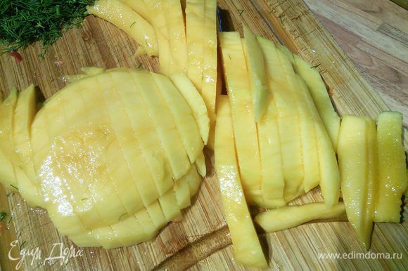 Спелый манго очищаем от кожуры, срезаем мякоть с косточки и режем ломтиком.