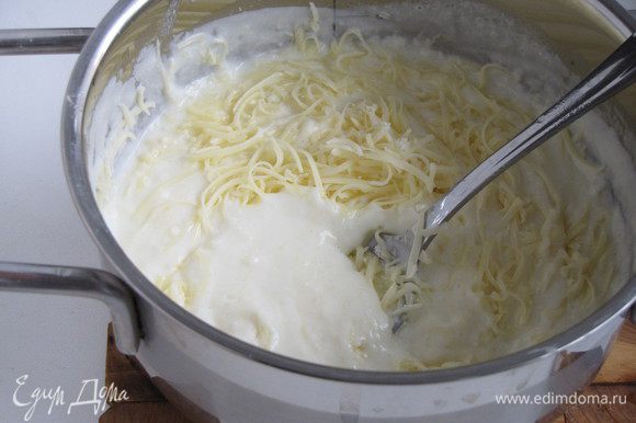Сыр натереть на мелкой терке, добавить в соус и все тщательно перемешать.