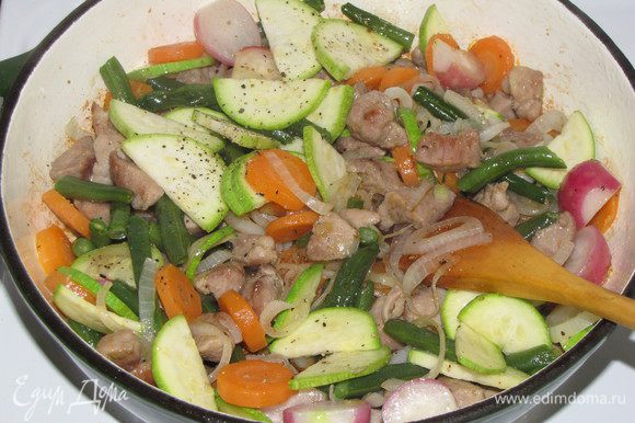 Положить в сковороду отварные овощи, а также нарезанный тонким ломтиками кабачок, добавить мед, посолить, поперчить и жарить еще 5 минут. Мелко нарезать укроп и посыпать готовое блюдо.