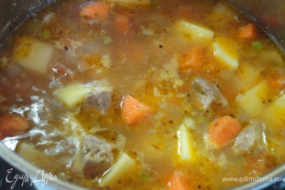 Картофель и морковь, почистить и нарезать крупными кубиками. Добавить овощи в суп, посолить, добавить орегано, перец и варить все еще до готовности овощей около 20 минут.