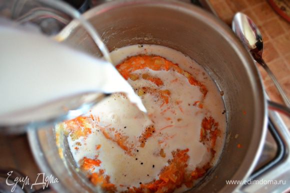 Добавить молоко, довести до кипения и варить на маленьком огне, постоянно помешивая 7 минут, до готовности моркови.