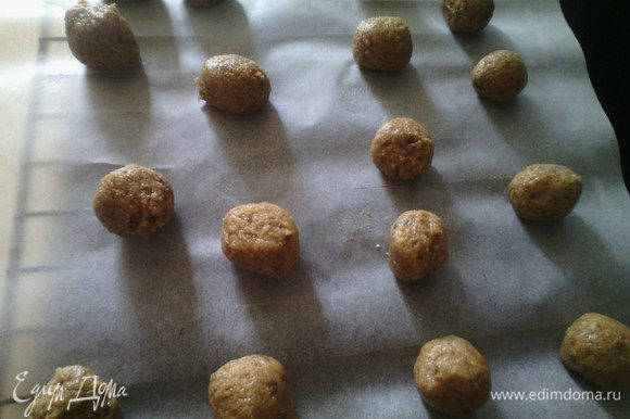 Сделать шарики с грецкий орех выпекать в заранее разогретой духовке 160 ° 12 минут.