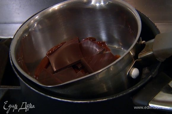 Белый и черный шоколад по отдельности растопить на водяной бане.