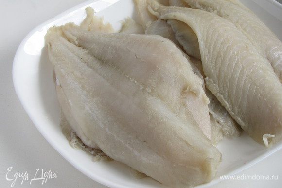 Рыбное филе разморозить. Замороженная рыба обычно содержит много воды. Чтобы рыбный фарш не получился слишком жидким, нужно убрать лишнюю влагу, хорошо промокнув рыбу бумажными полотенцами.