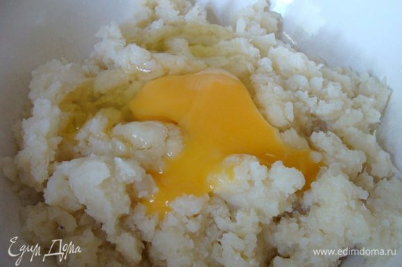 Измельчить в блендере, добавить взбитое яйцо, оливковое масло, натертый сыр и измельченный чеснок.
