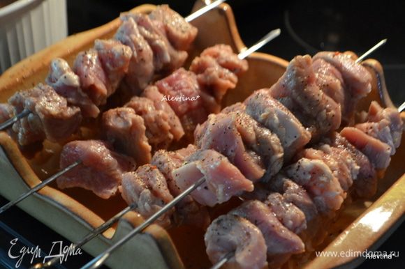Кусочки свинины нанизываем на шампура. Готовим на гриле или в духовке при температуре 200 гр до готовности.