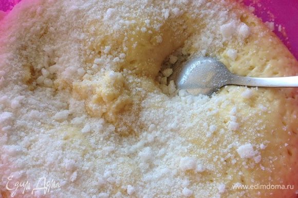 После того, как тесто поднялось, аккуратно вмешиваем ложкой жемчужный сахар (или побитый кусковой).