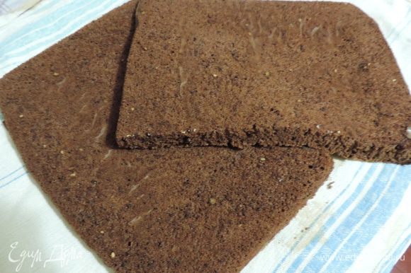 Из указанных для бисквита ингредиентов приготовим тесто по рецепту: http://www.edimdoma.ru/retsepty/64480-izumitelnyy-shokoladnyy-biskvit Выпекаем 1 бисквит в форме 30x40см или два в такой же форме, которую вы выбрали для песочного коржа. Остывший бисквит разрезаем пополам.