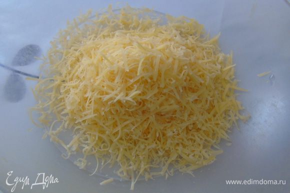 Добавить натертый пармезан либо другой любой сыр с ярко выраженным вкусом. Хорошо вымесить. Тесто должно быть мягким, но не липнуть к рукам.