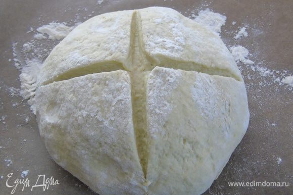 Сформировать хлеб, надрезать крестообразно. Накрыть полотенцем и дать подойти 1 час.