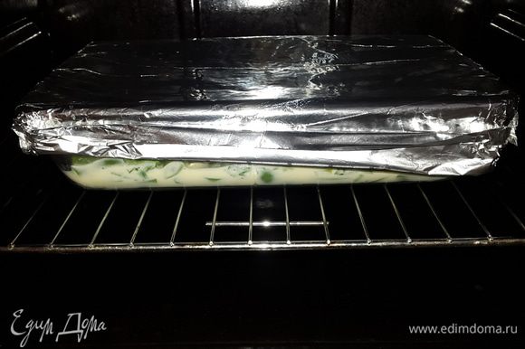 Накрываем форму фольгой и отправляем в духовку запекаться при температуре 200 С в течение 20 минут.