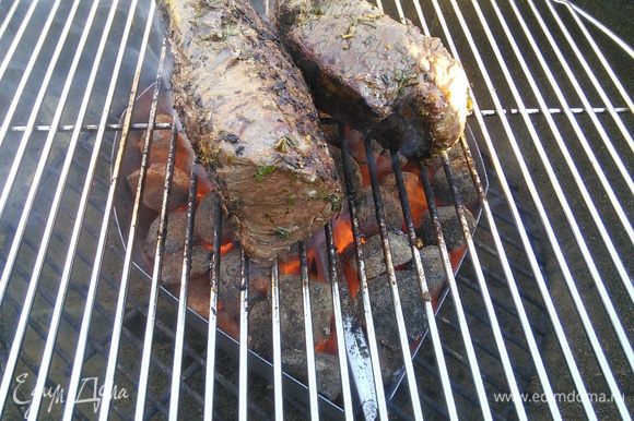 Сначала нужно обжарить мясо на прямом жаре (около 15 мин), непосредственно над углями, поворачивая его каждые 3-4 мин на гриле, чтобы обжарить со всех сторон.