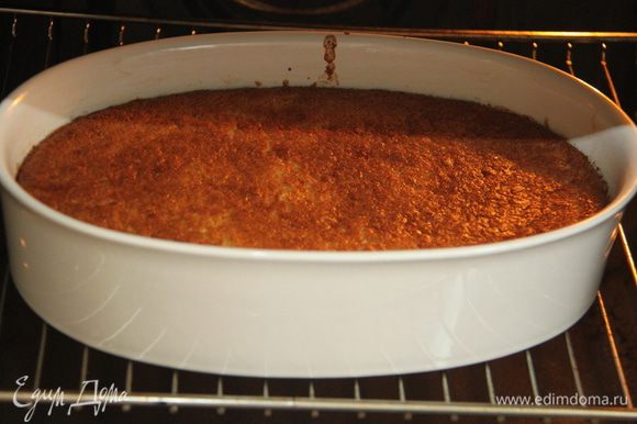 Огнеупорную форму смазать маслом, вылить тесто. Выпекать при 180*С примерно 1 час. Дать остыть. Хорош как тёплым, так и холодным. Но самым вкусным мне пирог показался на 2-3 день. Угощайтесь!