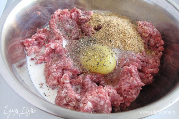 В мясной фарш добавить яйцо, сливки и панировочные сухари. Посолить и поперчить по вкусу. Вымесить массу руками.