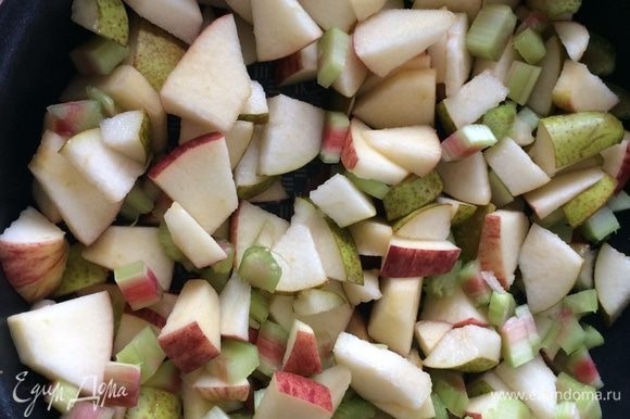 Нарезать в форму ревень (у него надо снять верхнюю пленку), яблоко и грушу.