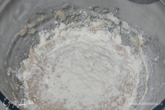 Замесить тесто с помощью лопатки, добавить соль.