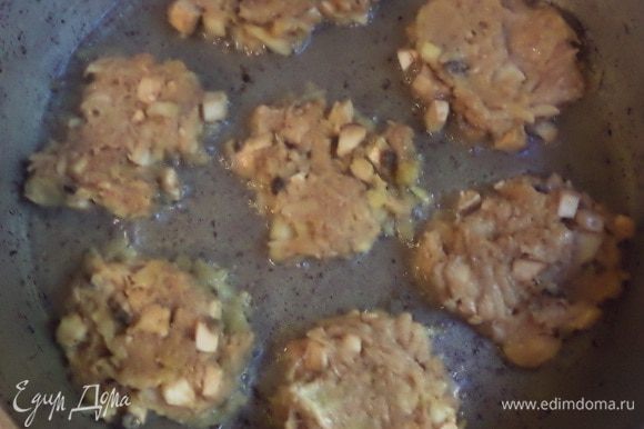 В сковороде разогреть растительное масло, ложкой выкладывать картофельно - кабачковую массу, и обжарить с двух сторон до золотистой корочки.