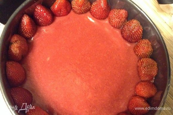 Клубнику вымыть, просушить, крупные ягоды разрезать пополам и выложить срезом к бортику по кругу, плотно прижав.