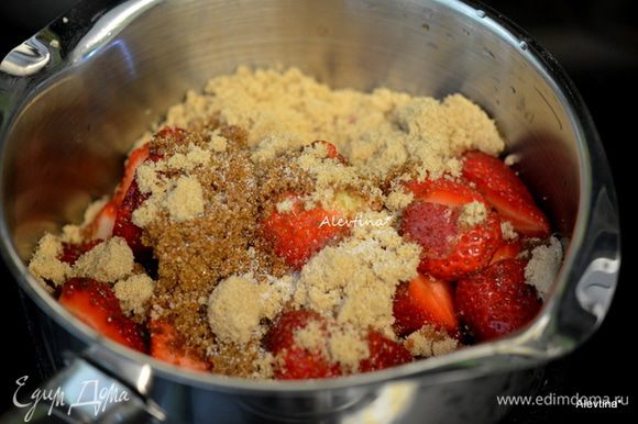 Клубнику очистить от плодоножки, порезать на половинки, засыпать коричневым сахаром, посыпать солью и дать постоять 15 мин. Затем ягоды слегка раздавить.