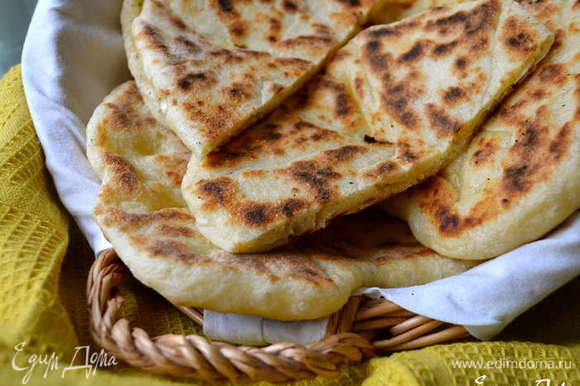 А еще могу предложить попробовать вот такие индийские лепешки Наан с сыром - тоже очень вкусно, в том числе для выхода на природу! http://www.edimdoma.ru/retsepty/53902-indiyskie-lepeshki-naan-s-syrom-cheese-naan