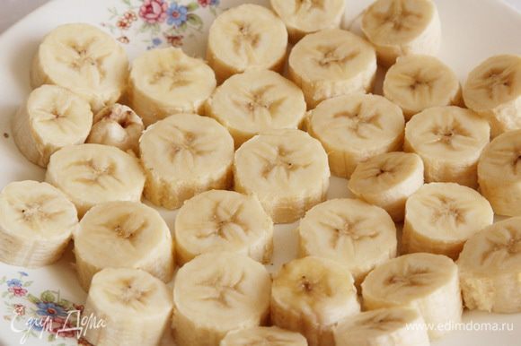 бананы нарезаем на кольца, толщиной около 1 см и отправляем на сутки в морозильную камеру.