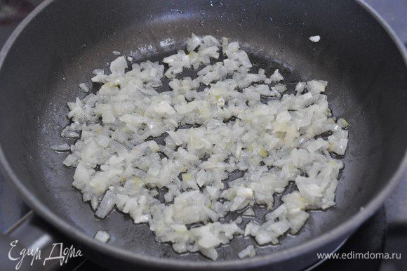 Приготовим начинку. Средних размеров луковицу порезать мелким кубиком и обжарить на разогретой с растительным маслом сковороде до мягкости.