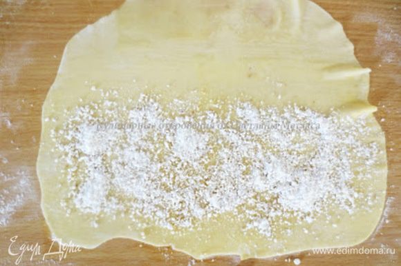 Заранее приготовить начинку. Для этого измельчить грецкие орехи и смешать их с сахарной пудрой, корицей и гвоздикой.Сахарной пудры должно быть 250 грамм. На половину листа равномерным слоем посыпать начинку