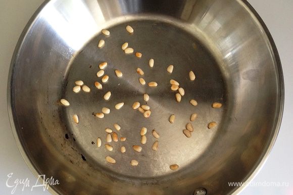 Кедровые орешки обжариваем на сухой сковородке до золотистого цвета.