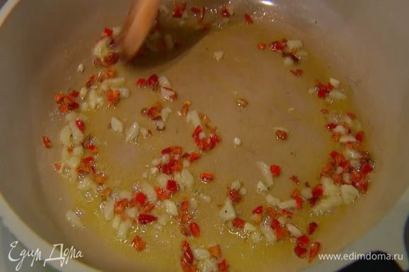 Приготовить соус: в сковороде разогреть сливочное и оливковое масло, выложить чеснок, посыпать сладкой паприкой, перемешать и обжарить.