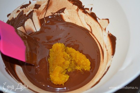 Шоколадный крем: Сливки взбейте. Шоколад растопите, но не нагревайте его сильно. Смешайте с цедрой (апельсинового конфи) и сразу же со взбитыми сливками. Использовать сразу же.