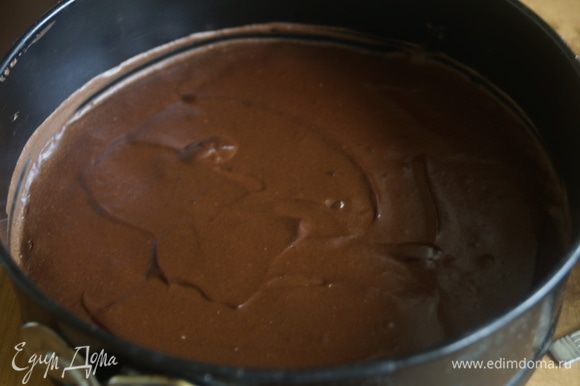 Теперь достаем нашу форму с печеньем и выливаем в нее шоколадный слой, ровняем лопаткой и ставим в разогретую до 160C духовку на 30 минут.