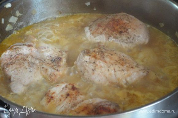 Вылить в сковороду горячий куриный бульон, выложить грудки и потушить под крышкой на слабом огне 15 минут