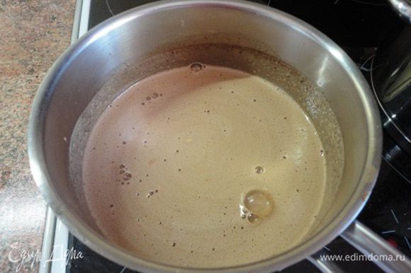 Разбухший желатин растворить при помощи водяной бани. В остывшую к этому времени шоколадную массу постепенно ввести, помешивая, желтки и желатин. Крем можно остудить вначале, поместив посуду с ним в холодную воду, а далее поставить в холодильник примерно на 30-60 минут.