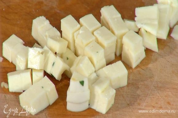 Рассольный сыр нарезать небольшими кубиками и посыпать салат.
