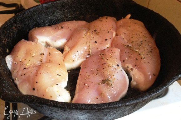 Куриное филе промыть, обсушить. Посолить. Поперчить. В сковороде разогреть оливковое масло и обжарить курицу по 8 минут с каждой стороны до готовности.