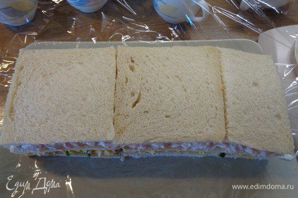 Накрыть вторым слоем сэндвичей.