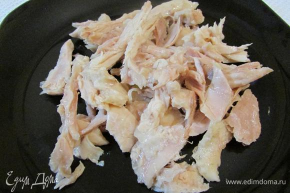 Куриное мясо отварить (мясо может быть любым), разобрать или порезать на кусочки (волокна).