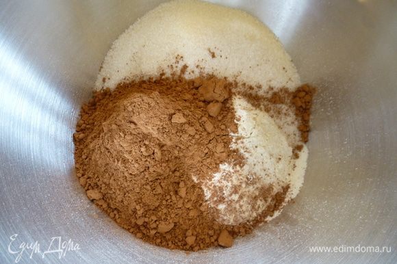 Начнем с коржа. В начале соединяем все сухие ингредиенты: муку, сахар, какао, соль и соду. Перемешиваем венчиком до однородности.