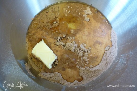 К сухой смеси добавляем яйца, оливковое масло, размягченное сливочное масло (масло заранее достаем из холодильника, чтобы оно согрелось до комнатной), молоко, ванильный экстракт (если таковой имеется), и в конце - ложку уксуса (не выше 6%). Все тщательно перемешиваем миксером в течении 4-5 минут. Масса должна стать однородной и глянцевой.