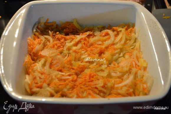 Выложить слой овощей моркови и лука в форму для запекания.