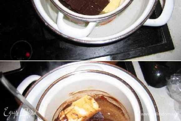 Заполним дно большой кастрюли на 2 сантиметра водой и поставим на плиту греться. Затем поместим небольшую кастрюлю внутрь большой и положим масло и шоколад в эту маленькую кастрюлю. Нагреваем чтобы масло и шоколад начали таять.