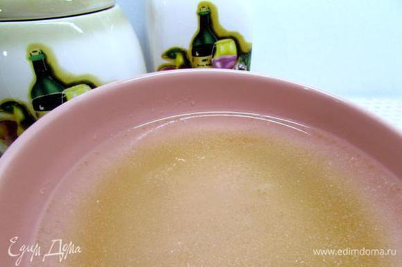 Желатин положить в миску, влить 1 стакан холодной кипячёной воды и оставить на 30 минут.