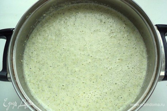 Отваренную брокколи пюрировать вместе с молоком в блендре, постепенно добавить измельченное куриное мясо и бульон. Суп по консистенции должен быть как густой кисель. Если надо, досолить по вкусу.